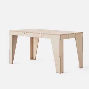Könnte beinhalten: Ein heller Holztisch mit einer rechteckigen Tischplatte und vier Beinen. Der Tisch ist aus Sperrholz gefertigt und hat ein schlichtes, modernes Design.