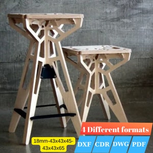 Op de afbeelding: Twee houten krukken met ingewikkelde geometrische ontwerpen. De krukken zijn gemaakt van multiplex en zijn 18 mm dik. De grotere kruk is 43x43x45 inch en de kleinere is 43x43x65 inch. De afbeelding toont ook de tekst "4 verschillende formaten" en de bestandsformaten "DXF, CDR, DWG, PDF".