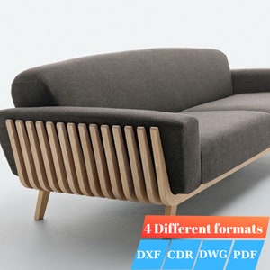 以下が含まれることがあります： 木製のフレームを持つグレーのファブリックソファ。フレームは、ユニークなデザインを生み出す薄い湾曲したスラットで作られています。ソファはモダンでミニマルなスタイルです。