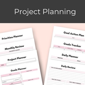 Puede incluir: Un conjunto de hojas de trabajo imprimibles para la planificaci&oacute;n de proyectos con secciones para prioridades, revisi&oacute;n mensual, planificaci&oacute;n de proyectos, objetivos, planificaci&oacute;n diaria y revisi&oacute;n diaria. La hoja de trabajo est&aacute; dise&ntilde;ada en un estilo minimalista con texto negro y acentos rosados.
