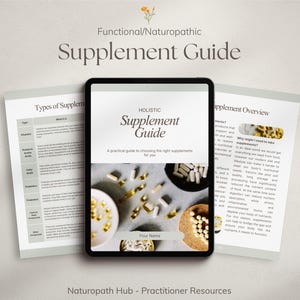 Peut inclure: Une tablette numérique affichant un "Guide des suppléments holistiques" avec du texte et des images de suppléments. Deux pages imprimées avec des informations sur les suppléments sont de chaque côté. L'image a une palette de couleurs neutres avec le texte "Guide des suppléments fonctionnels/naturopathiques."