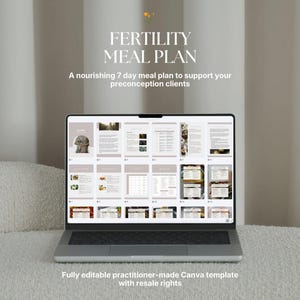Könnte beinhalten: Ein Laptop-Bildschirm zeigt eine digitale Vorlage für einen Fruchtbarkeits-Ernährungsplan mit mehreren Seitenlayouts. Der Text lautet FERTILITY MEAL PLAN, A nourishing 7 day meal plan to support your preconception clients und Fully editable practitioner-made Canva template with resale rights.