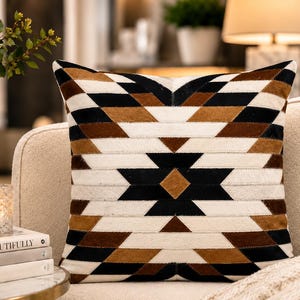 Fodera per cuscino in vera pelle bovina: cuscino con patchwork geometrico, decorazione rustica in stile fattoria, dimensioni 45 x 45 cm.