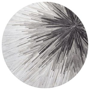 Puede incluir: Una alfombra circular con un patrón radial compuesto por estrechas tiras rectangulares de piel en varios tonos de gris, negro y blanco. Las tiras están dispuestas para crear un efecto de rayos solares, pasando de tonos oscuros a claros.