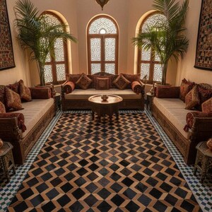 Könnte beinhalten: Innenaufnahme eines Wohnzimmers mit gemustertem Teppich, Sofas und dekorativen Kissen. Der Raum hat gewölbte Fenster, Palmen und eine farbenfrohe Hängelaterne. Der Teppich hat ein geometrisches Design in Schwarz und Braun.