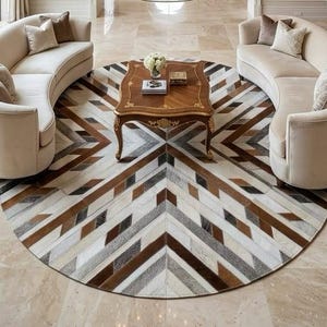 Può includere: Un lussuoso salotto con due divani curvi color crema e un tavolino in legno. Un tappeto rotondo con un motivo geometrico nei toni del marrone, grigio e bianco è il punto focale, unificando il design della stanza.