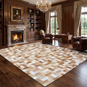 Könnte beinhalten: Ein großer rechteckiger Teppich mit einem geometrischen Muster aus rechteckigen Formen in Braun-, Beige- und Weißtönen. Der Teppich befindet sich in einem Raum mit dunklen Holzvertäfelungen, einem Kamin und Ledersesseln.