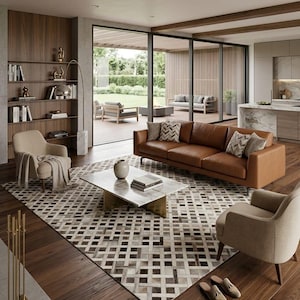 Puede incluir: Salón moderno con sofá de cuero marrón, sillones y alfombra geométrica. Mesa de centro de mármol en el centro. Grandes puertas de cristal conducen a un patio exterior con asientos.