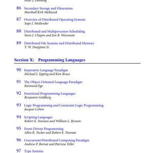 K&ouml;nnte beinhalten: Ein Schwarzwei&szlig;bild einer Buchkapitelliste mit blauem Text. Die Kapitelliste tr&auml;gt den Titel "Programmiersprachen" und umfasst Themen wie "Imperatives Sprachparadigma", "Das objektorientierte Sprachparadigma", "Funktionale Programmiersprachen", "Logische Programmierung und Constraint-Logische Programmierung", "Skriptsprachen", "Ereignisgesteuerte Programmierung", "Konkurrentes/Verteiltes Rechenparadigma", "Typsysteme" und "Semantik von Programmiersprachen".