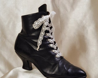 Vintage ankle boots with lace