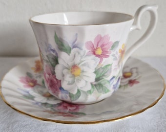 Vintage. 1985 Royal Kendal tasse et soucoupe, belles fleurs, fabriquées en Angleterre, porcelaine fine. Difficile à trouver. Excellent