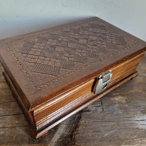 Superbe boîte à bijoux géométrique sculptée à la main, vtg. années 70, bois massif, intérieur rouge, plusieurs compartiments, très bon état vintage !