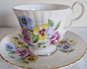 Vintage. Tasse à thé/tasse et soucoupe en porcelaine d’os Royal Windsor, pensées colorées, fabriquées en Angleterre, magnifique