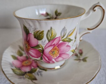 Vintage. Tasse et soucoupe Paragon, Prairie Rose, Sur rendez-vous à sa majesté la reine, fabriquée en Angleterre, Porcelaine fine, roses roses, magnifique !