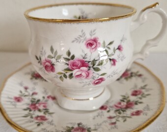 Vtg. Tazza e piattino elisabettiani, realizzati in Inghilterra, fine bone china. Piccole rose. Eccellente