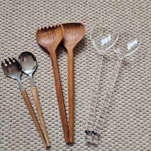Könnte beinhalten: Ein Set aus vier Küchenutensilien, darunter zwei Salatschaufeln aus Holz, eine Salatschaufel aus Holz und zwei Salatschaufeln aus klarem Glas.