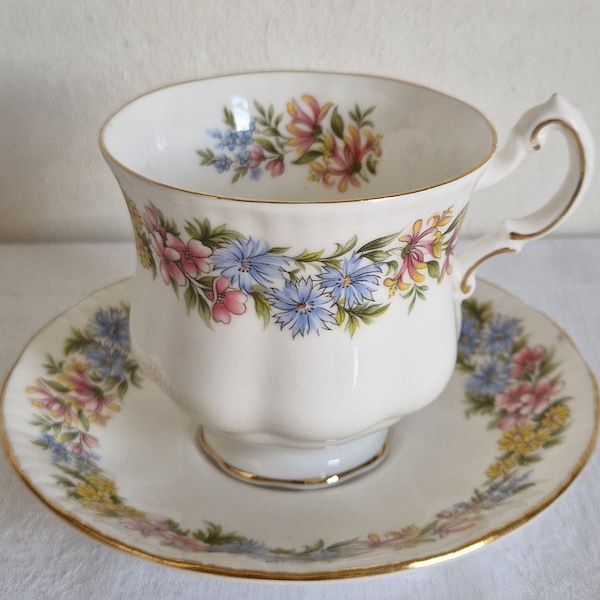 Vtg. Royal Standard kop en schotel, Florals, made in England, Fine bone china. Excellent