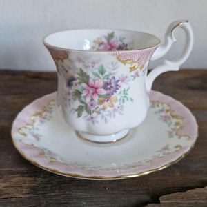 Vintage Royal Albert Tasse und Untertasse, Serenity, Teeservice und Kaffeeservice in ausgezeichnetem Zustand!