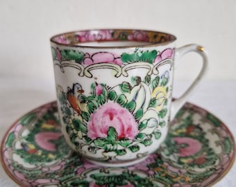 Tasse et soucoupe japonaise antique en porcelaine coquille d’œuf Kutani, médaillon rose coloré peint à la main