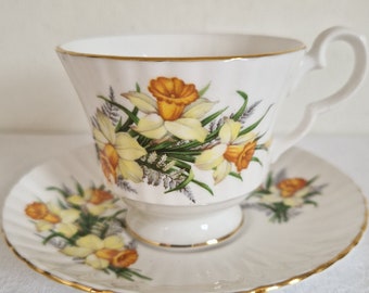 Vtg. Royal Windsor Teetasse/Tasse und Untertasse aus Knochenporzellan, gelbe Narzissen, hergestellt in England, wunderschön