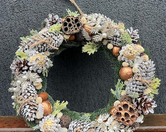 Corona navideña de piñas naturales de 35 cm (14") • Decoración rústica de invierno para la puerta • Corona navideña hecha a mano