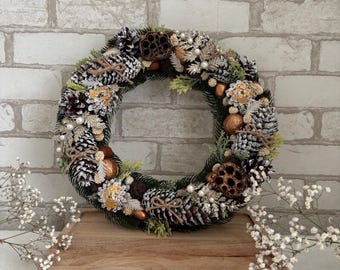 Corona navideña de piñas naturales, decoración rústica de invierno para la puerta, corona navideña hecha a mano.