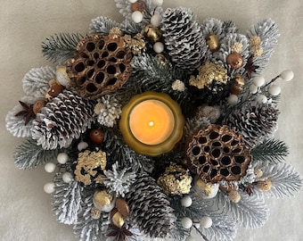 Centro de mesa navideño rústico con velas: Piñas y detalles dorados