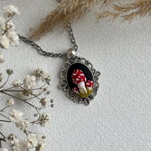 Vintage paddestoelketting van polymeerklei | Handgemaakt | Naturalistische bosdecoratie | Ovaal paddenstoelmedaillon | Cadeau voor natuurliefhebbers