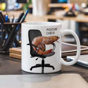 Tazza divertente per il controllo della postura - Regalo per ufficio con meme di gamberetti - Tazza da caffè ergonomica con promemoria per l'ufficio - Regalo per colleghi, giocatori e mal di schiena