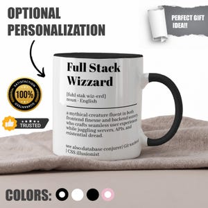 Könnte beinhalten: Eine weiße Keramiktasse mit schwarzem Henkel und Rand. Die Tasse zeigt eine schwarz-weiße Grafik mit dem Text "Full Stack Wizzard" und einer Definition des Begriffs. Die Tasse steht auf einer hellbraunen Oberfläche.