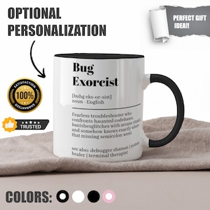 Może przedstawiać: Biały ceramiczny kubek z czarnym wnętrzem i uchwytem. Kubek zawiera tekst "Bug Exorcist" z definicją i powiązanymi terminami. Kubek stoi na tkaninie w neutralnym kolorze, z odznaką "Gwarancja satysfakcji".