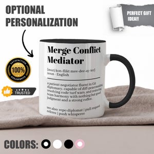 Könnte beinhalten: Eine weiße Keramik-Kaffeetasse mit schwarzem Rand und Henkel. Die Tasse zeigt eine schwarz-weiße Grafik mit dem Text "Merge Conflict Mediator" und einer Definition des Begriffs. Der Text "Farben:" wird unter der Tasse mit drei Kreisen angezeigt, die die Farboptionen darstellen: Schwarz, Weiß und Rosa.