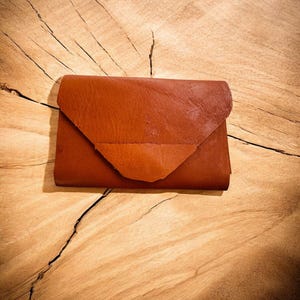Cartera plegable de cuero crudo: pieza única cosida a mano