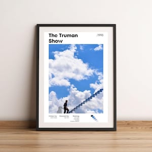 Pode incluir: Um cartaz de filme minimalista para o filme de 1998 "The Truman Show". O cartaz apresenta um céu azul com nuvens brancas e um homem subindo uma escada que parece ser feita de nuvens.