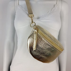 Sac banane en cuir doré pour femme, petit sac à bandoulière, sac en cuir pour femme, petit cadeau pour elle, cadeau d'anniversaire pour elle, finitions dorées image 10