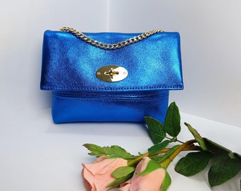 Sac fourre-tout en cuir véritable bleu vif avec bandoulière en or, fermeture à bouton, grande capacité. Taille 20 x 15 x 8 cm