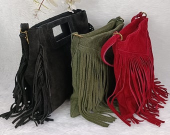 Sacs en daim, sacs en daim véritable, hippie chic, franges style. Deux modèles : main et épaule (noir) ou épaule uniquement (vert et rouge)
