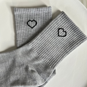 Socken Accessoires Strümpfe unisex weiß grau schwarz Herz Socken mit Herz Tennissocken Motiv Socken Bild 7