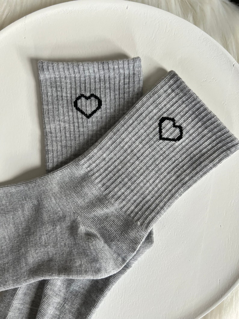 Socken Accessoires Strümpfe unisex weiß grau schwarz Herz Socken mit Herz Tennissocken Motiv Socken Bild 7