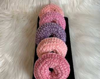 Donut | Kuscheltier | gehäkelt | Plüschtier | Gebäck | beige | Plüsch Donut | Glasur | handmade | häkeln | flauschig | rosa Donut