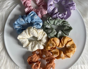 Scrunchie mit Blumen | Stoff Scrunchie | Haaraccessoires | Blumen | Blume Scrunchie | bunt | pastellfarben | Blumen Motiv | weiß