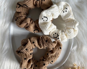 Scrunchie mit Smileys | Punkte Scrunchie | Haaraccessoires | Stoff Scrunchie  | Scrunchie gepunktet | braun | Creme | schwarz | Smiley