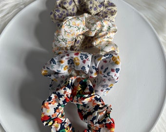 Scrunchie mit Blumen | Stoff Scrunchie | Haaraccessoires | Blumen | Blume Scrunchie | bunt | pastellfarben | Blumen Motiv |