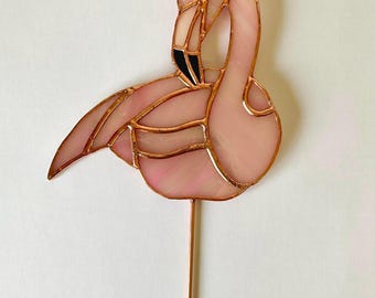 Estaca de vitral em formato de flamingo: coletor de sol com pátina de cobre