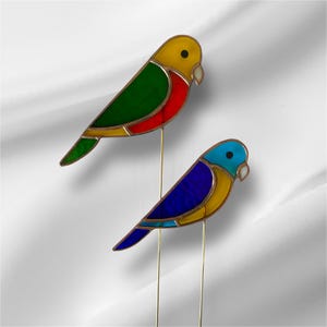 鳥の杭、ステンドグラスの鳥、サンキャッチャー、植物の装飾、セキセイインコ
