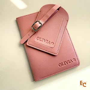 Porta-passaporte personalizado | Conjunto de etiquetas de bagagem personalizadas | Acessórios de viagem com monograma | Carteira de viagem de couro vegano | Presente para madrinha de casamento