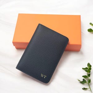 Porta pasaporte de cuero personalizado / Billetera de viaje con monograma personalizado / Cuero de vaca de primera calidad / Regalo para padrinos de boda / Elementos básicos de viaje /