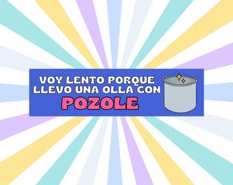 May include: A blue banner with white text that reads "Voy lento porque llevo una olla con pozole". The banner has a cartoon drawing of a silver pot with a lid and steam coming out of it.