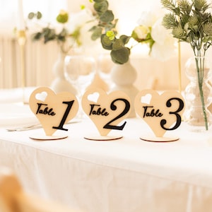 Numero del tavolo di nozze in legno a forma di cuore - Segno del tavolo personalizzato - Nozze rustiche in campagna - decorazioni per matrimoni - ricevimento di nozze - matrimonio fai da te