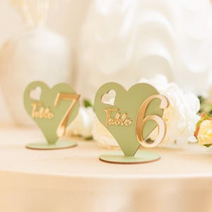 Hart houten bruiloft tafelnummer, gouden tafelnummers, aangepast tafelbord, rustieke landelijke bruiloft, bruiloft decor, tafelnummers met standaard